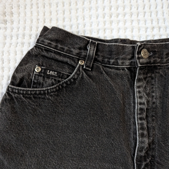 🎩 Vintage Lee High Waisted Black Distressed Jean Shorts with Raw Hem - Picture 6 of 7